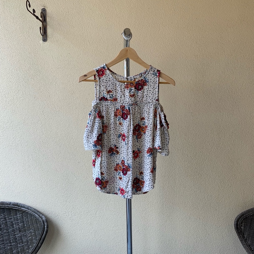 Eyeshadow cold shoulder beige top Sz M